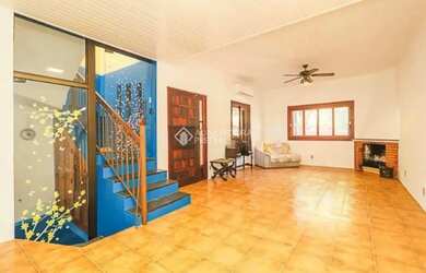 Imagem: A casa possui 3 Dormitórios, 1 Banheiro, 1 Vaga na garagem