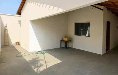 Imagem: A casa possui 3 Dormitórios, 1 Banheiro, 2 Vagas na garagem