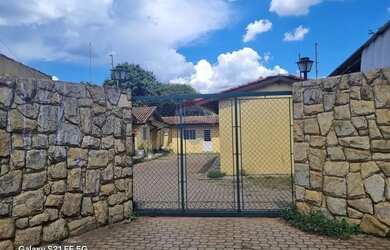 Imagem: A casa possui 1 Dormitório, 1 Banheiro, 1 Vaga na garagem