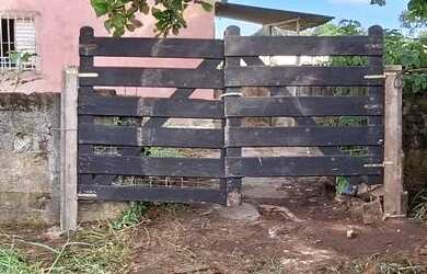 Imagem: A casa possui 3 Dormitórios, 2 Banheiros, 2 Vagas na garagem