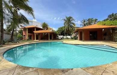 Imagem: A casa possui 3 Dormitórios, 5 Banheiros, 4 Vagas na garagem