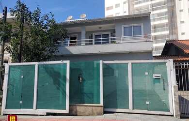 Imagem: A casa possui 5 Dormitórios, 5 Banheiros, 4 Vagas na garagem