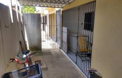 Imagem: A casa possui 2 Dormitórios, 2 Banheiros, 1 Vaga na garagem