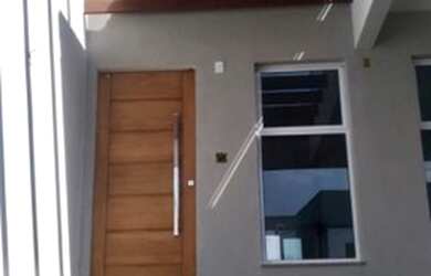 Imagem: A casa possui 3 Dormitórios, 2 Banheiros, 2 Vagas na garagem