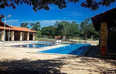 Imagem: A casa possui 3 Dormitórios, 3 Banheiros, 4 Vagas na garagem