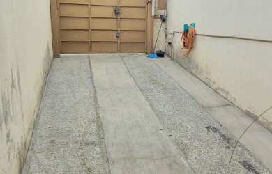 Imagem: A casa possui 3 Dormitórios, 2 Banheiros, 2 Vagas na garagem