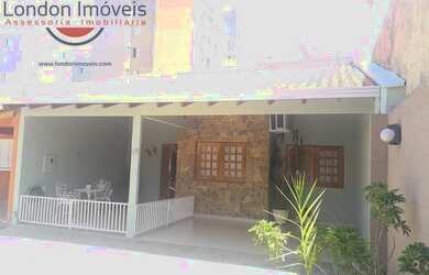 Imagem: A casa possui 4 Dormitórios, 3 Banheiros, 4 Vagas na garagem