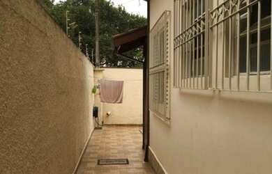 Imagem: A casa possui 3 Dormitórios, 2 Banheiros, 3 Vagas na garagem