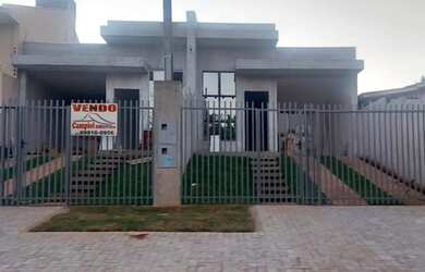 Imagem: A casa possui 2 Dormitórios, 2 Banheiros, 2 Vagas na garagem