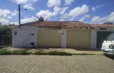 Imagem: A casa possui 4 Dormitórios, 3 Banheiros, 3 Vagas na garagem