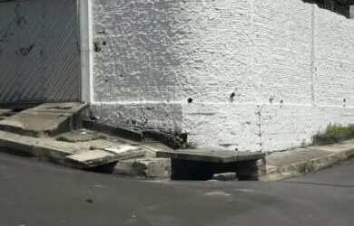 Imagem: A casa possui 3 Dormitórios, 3 Banheiros, 2 Vagas na garagem