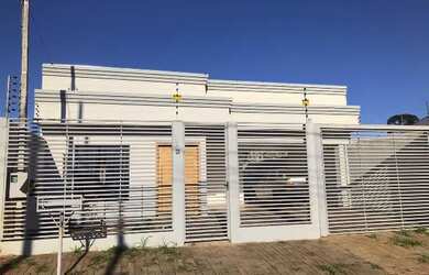 Imagem: A casa possui 3 Dormitórios, 1 Banheiro, 2 Vagas na garagem