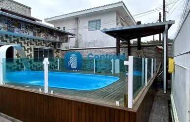 Imagem: A casa possui 3 Dormitórios, 2 Banheiros, 3 Vagas na garagem