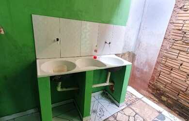 Imagem: A casa possui 2 Dormitórios, 1 Banheiro, 1 Vaga na garagem