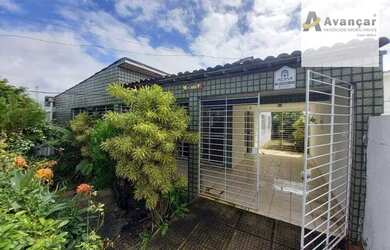 Imagem: A casa possui 3 Dormitórios, 1 Banheiro, 2 Vagas na garagem