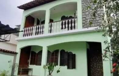 Imagem: A casa possui 1 Dormitório, 1 Banheiro, 1 Vaga na garagem