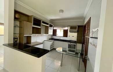 Imagem: A casa possui 3 Dormitórios, 2 Banheiros, 2 Vagas na garagem