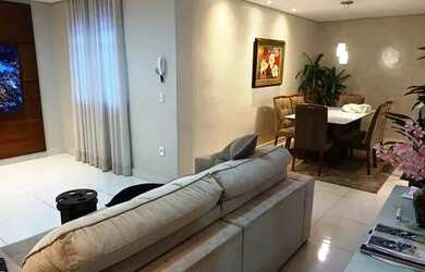 Imagem: A casa possui 4 Dormitórios, 2 Banheiros, 3 Vagas na garagem