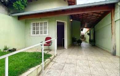 Imagem: A casa possui 3 Dormitórios, 2 Banheiros, 2 Vagas na garagem