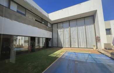 Imagem: A casa em condomínio possui 4 Dormitórios, 5 Banheiros, 3