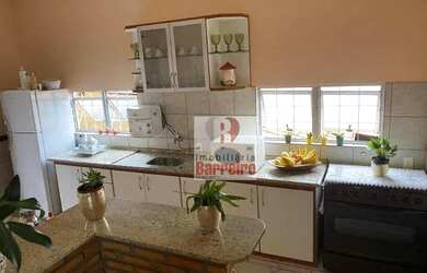 Imagem: A casa possui 5 Dormitórios, 3 Banheiros, 2 Vagas na garagem