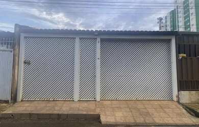 Imagem: A casa possui 2 Dormitórios, 2 Banheiros, 2 Vagas na garagem