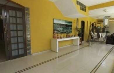 Imagem: A casa em condomínio possui 5 Dormitórios, 1 Banheiro, 2 Vagas