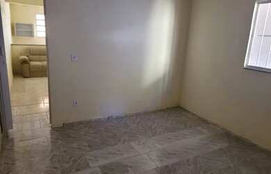 Imagem: A casa possui 1 Dormitório e 1 Banheiro e está localizado