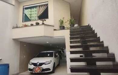 Imagem: A casa possui 3 Dormitórios, 3 Banheiros, 4 Vagas na garagem