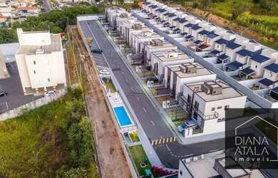 Imagem: A casa em condomínio possui 3 Dormitórios, 3 Banheiros, 2