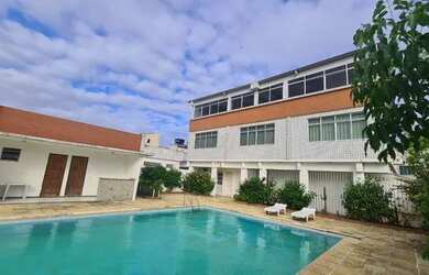 Imagem: A casa possui 3 Dormitórios, 3 Banheiros, 5 Vagas na garagem