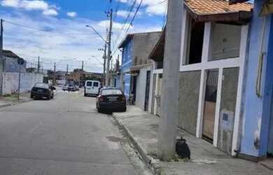 Imagem: A casa possui 2 Dormitórios, 1 Banheiro, 2 Vagas na garagem