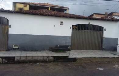 Imagem: A casa possui 4 Dormitórios, 2 Banheiros, 1 Vaga na garagem