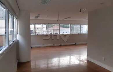 Imagem: O depósito possui 5 Vagas na garagem, 170m² de Área e está