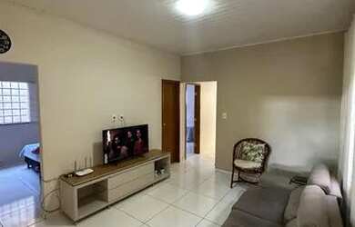 Imagem: A casa possui 3 Dormitórios, 3 Banheiros, 2 Vagas na garagem