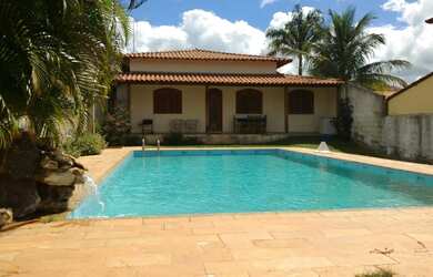 Imagem: A casa possui 5 Dormitórios, Acomodam 30 pessoas, 5 Vagas na