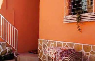 Imagem: A casa possui 3 Dormitórios, 2 Banheiros, 2 Vagas na garagem