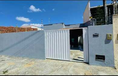 Imagem: A casa possui 3 Dormitórios, 2 Banheiros e 1 Vaga na garagem