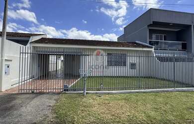 Imagem: A casa possui 4 Dormitórios, 2 Banheiros, 2 Vagas na garagem