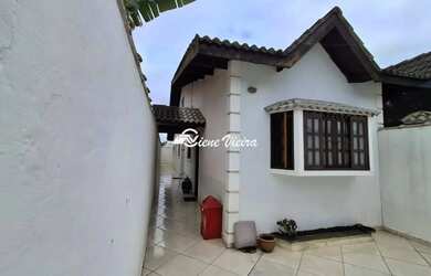 Imagem: A casa possui 2 Dormitórios, 2 Banheiros, 2 Vagas na garagem