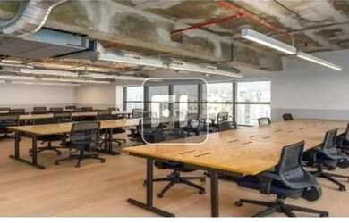 Imagem: O depósito possui 4 Vagas na garagem, 357m² de Área e está