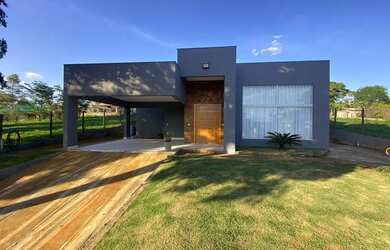 Imagem: A casa em condomínio possui 4 Dormitórios, 4 Banheiros, 4