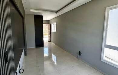 Imagem: A casa possui 3 Dormitórios, 2 Banheiros e 2 Vagas na garagem