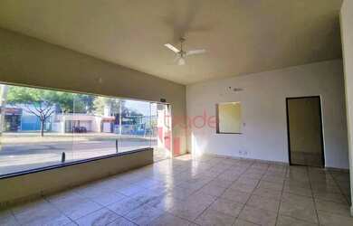 Imagem: O depósito possui 4 Vagas na garagem, 292m² de Área e está