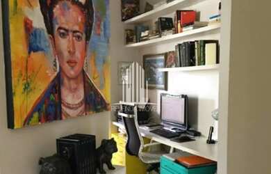 Imagem: A casa possui 3 Dormitórios, 1 Banheiro, 2 Vagas na garagem