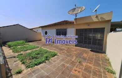 Imagem: A casa possui 2 Dormitórios, 1 Banheiro, 2 Vagas na garagem