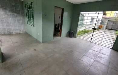 Imagem: A casa possui 4 Dormitórios, 3 Banheiros, 5 Vagas na garagem