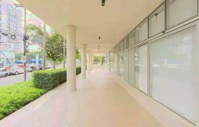 Imagem: O depósito à venda possui 5 Vagas na garagem e 468m² de Área