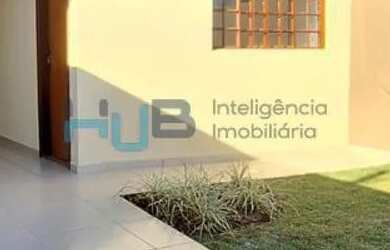 Imagem: A casa possui 3 Dormitórios, 1 Banheiro, 2 Vagas na garagem