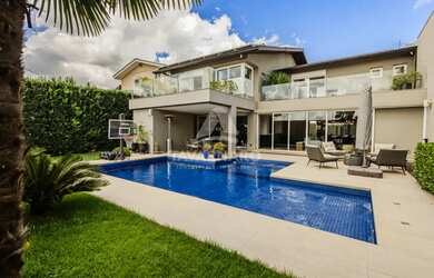 Imagem: A casa possui 4 Dormitórios, 2 Banheiros, 5 Vagas na garagem